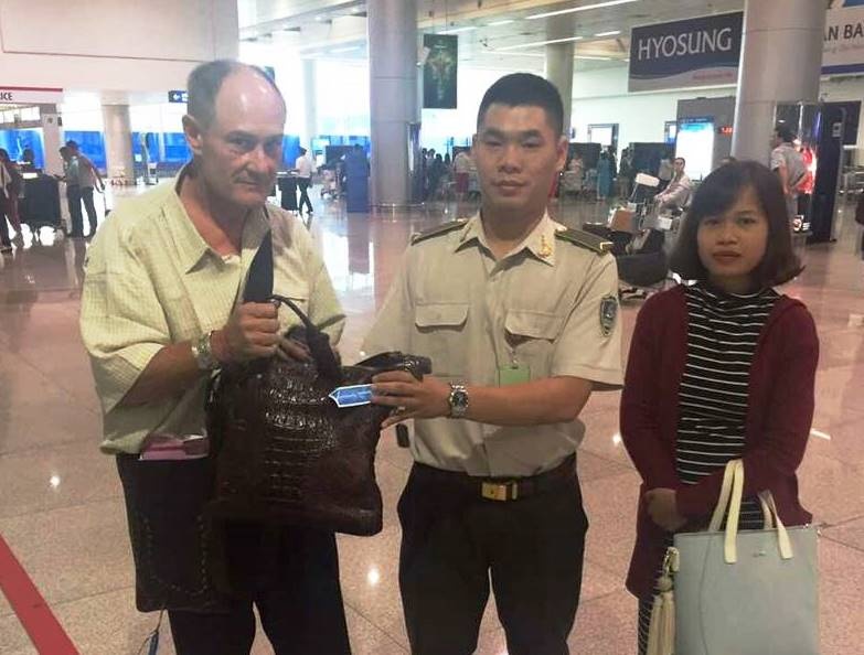Hành khách bỏ quên 17.000 USD ảnh 1 Hanh khach bo quen 17.000 USD anh 1