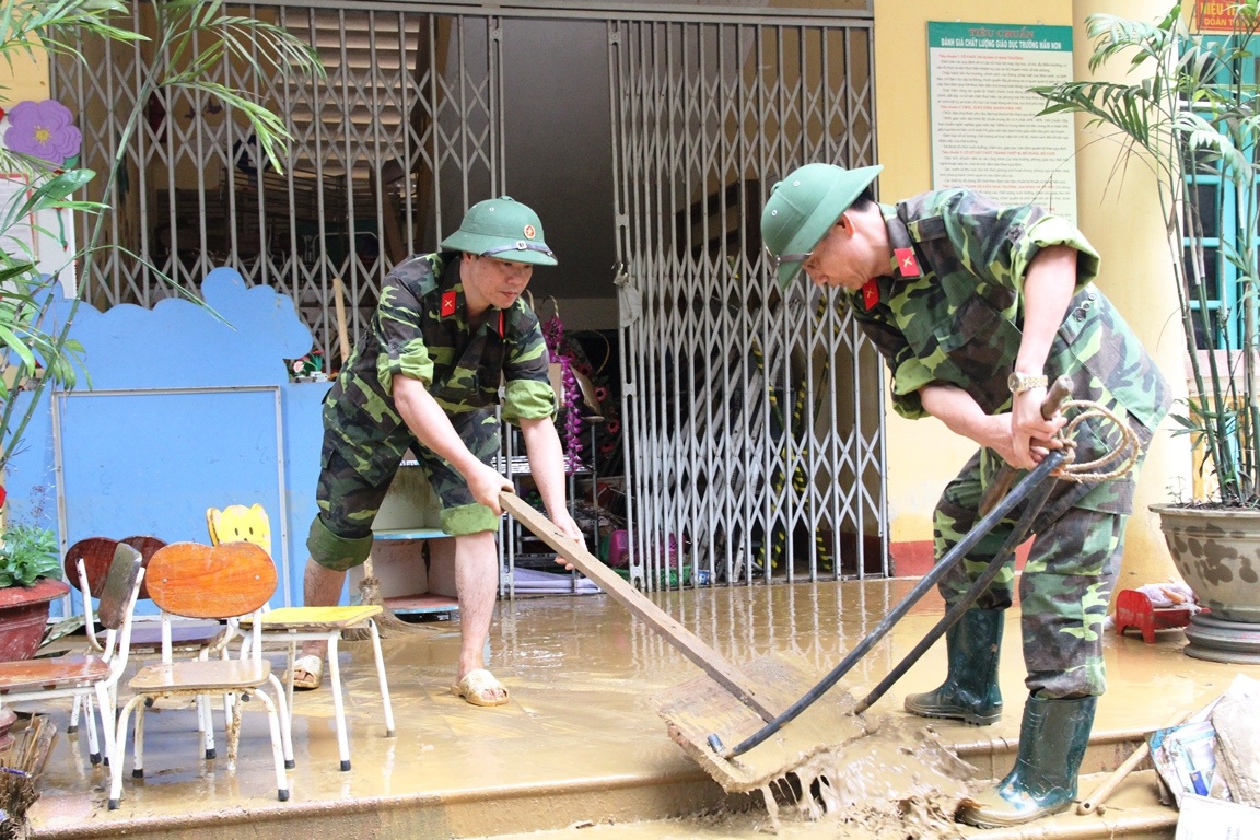 Gan 2.000 nguoi tim kiem, cuu nan o Yen Bai sau lu quet lich su hinh anh