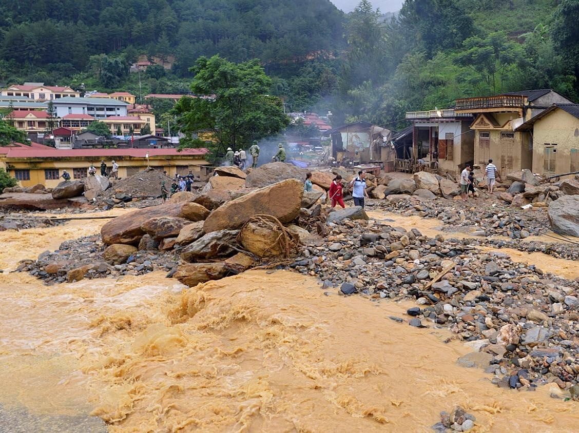 Tim thay thi the be trai bi lu cuon o Mu Cang Chai hinh anh