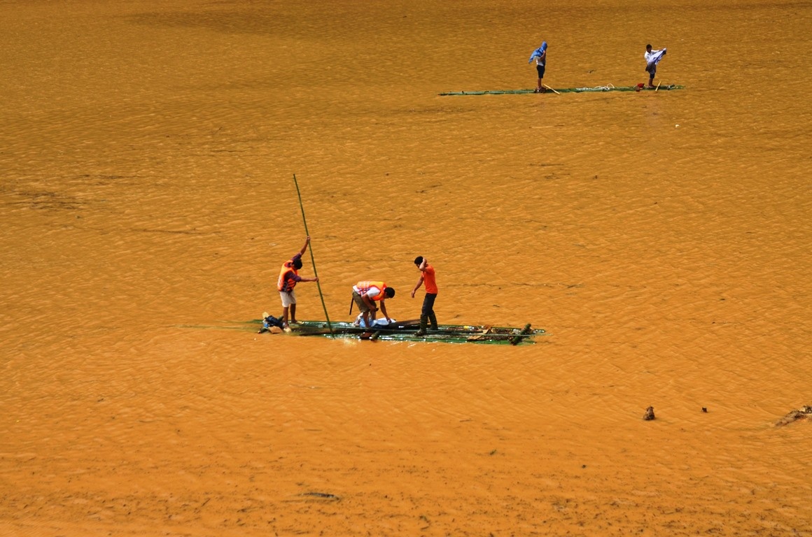 Thi the nan nhan lu quet anh 1