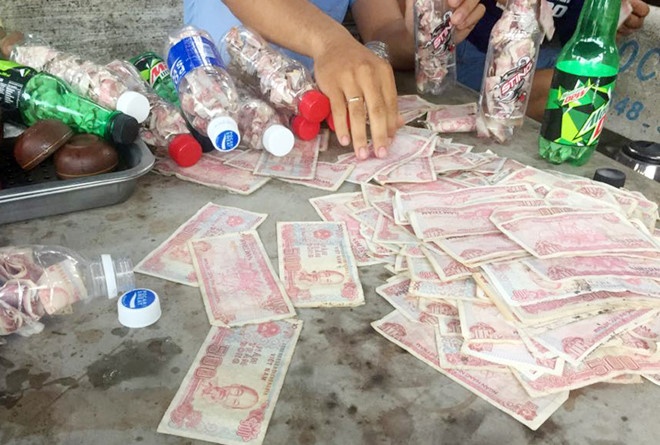 Nhet tien le vao ong nhua anh 1