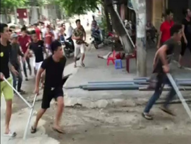 Hai nhom thanh nien chem nhau loan xa truoc tiem cam do hinh anh