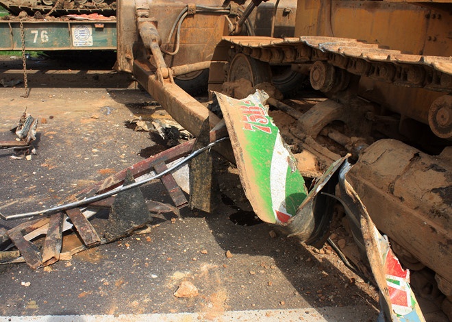 xe khách đâm ôtô đầu kéo ở Bình Định ảnh 2 xe khach dam oto dau keo o Binh Dinh anh 2