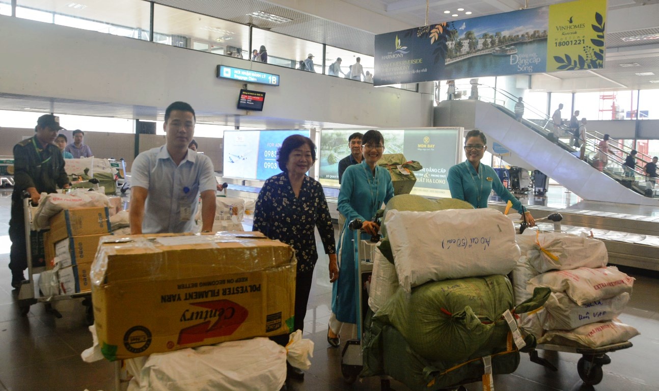 van chuyen hang cuu tro cho dong bao lu lut anh 1