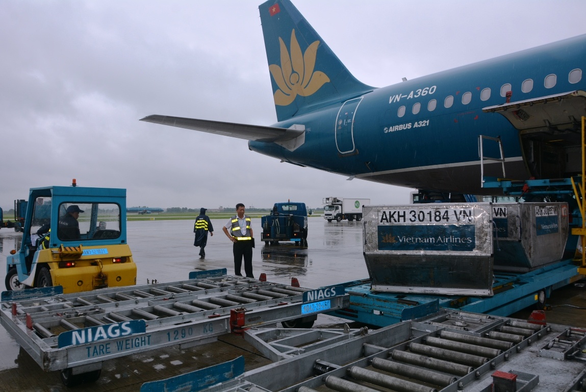 Van chuyen hang cuu tro dong bao lu lut bang may bay hinh anh