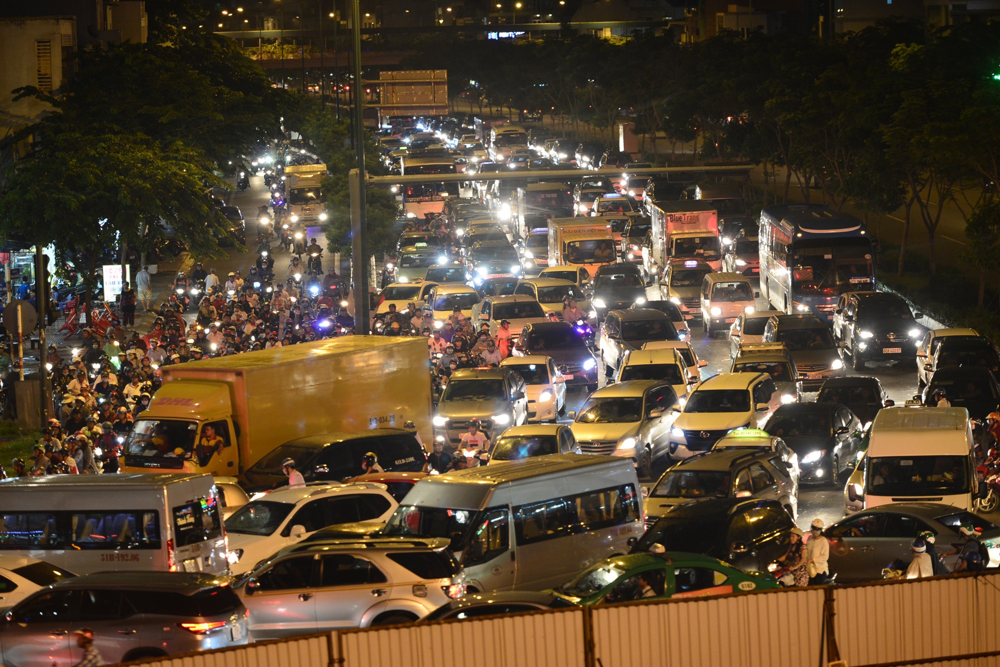 Cac nga duong vao san bay Tan Son Nhat ket cung hinh anh