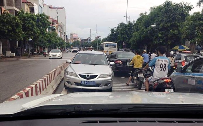 Xe biển xanh chạy ngược chiều ảnh 1 Xe bien xanh chay nguoc chieu anh 1