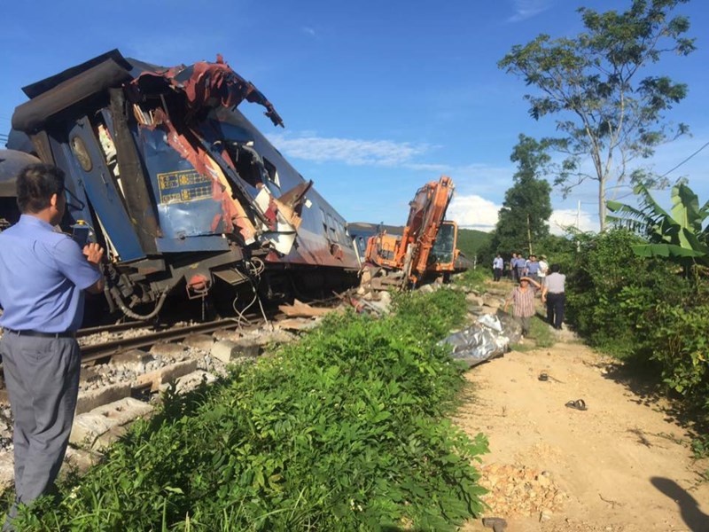 200 nguoi khac phuc su co tau Bac - Nam va cham may xuc hinh anh