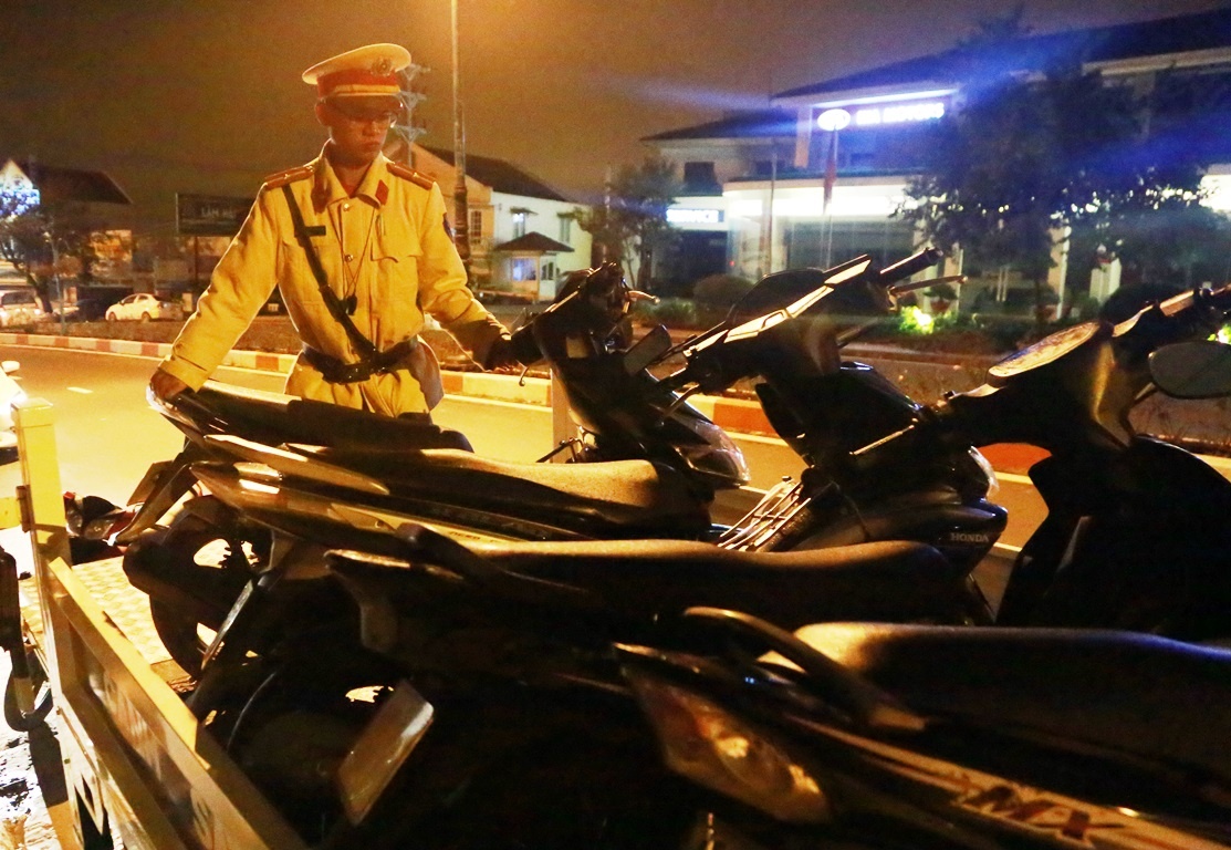 Tam giu 40 xe 'di bao' tai pho nui hinh anh