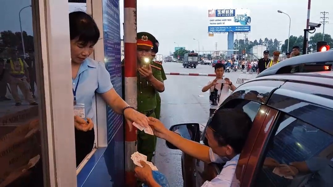 Ngay thu 3 lien tiep lai xe tra phi bang tien le tren quoc lo 5 hinh anh