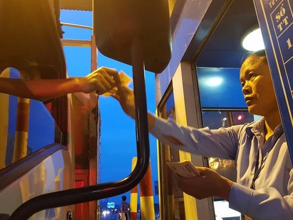 Cong an lam viec voi chu doanh nghiep, lai xe dung tien le tra phi hinh anh