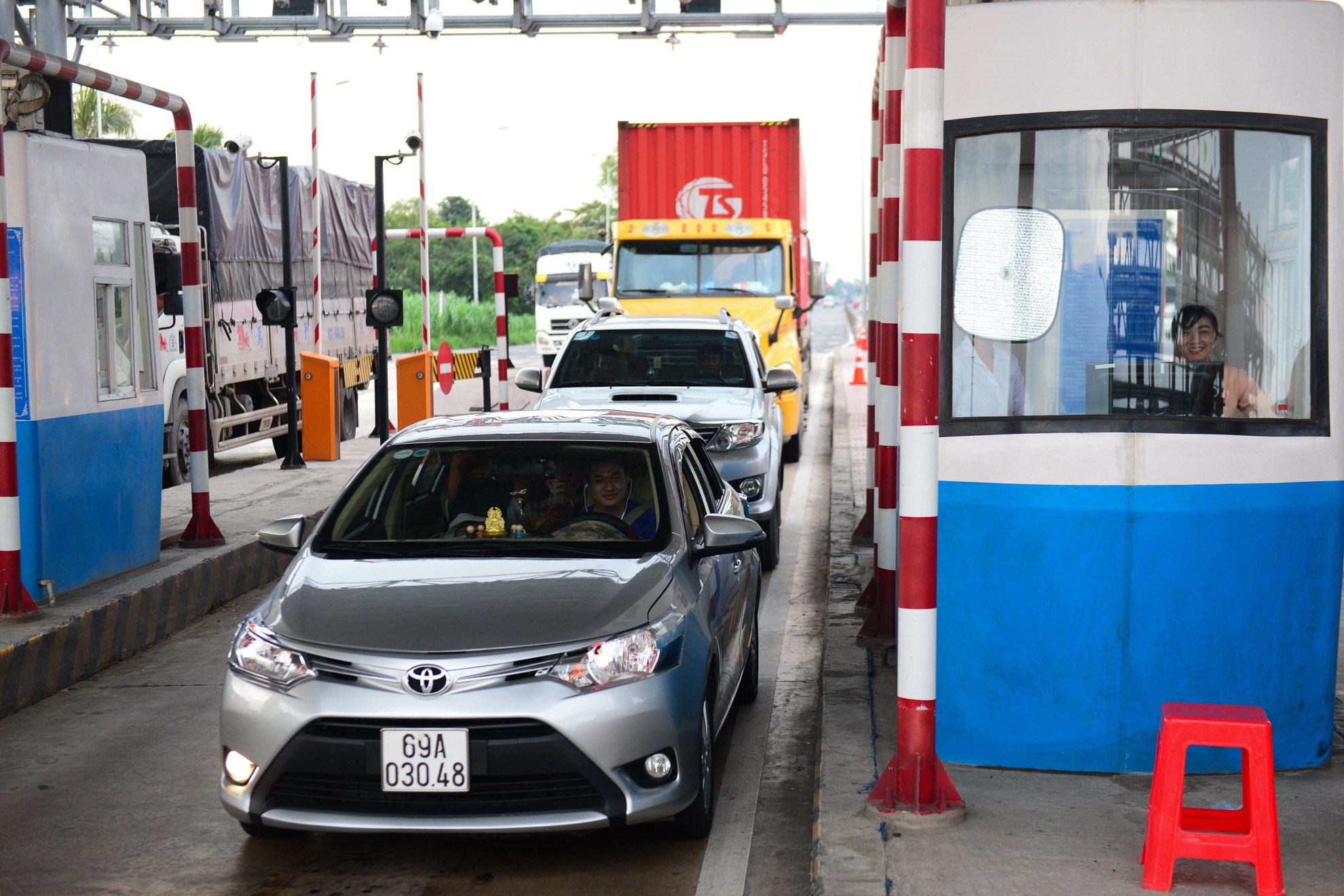 Xe container di tu Bac vao Nam mat gan 4,6 trieu dong tien phi BOT hinh anh