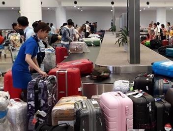 Bi cam bay 9 thang vi de doa su dung min hinh anh