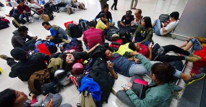 May bay cham chuyen qua 6 gio phai lo cho an, ngu cho khach hinh anh