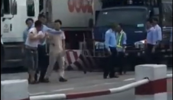 Nhan vien tram thu phi quoc lo 5 hanh hung tai xe hinh anh