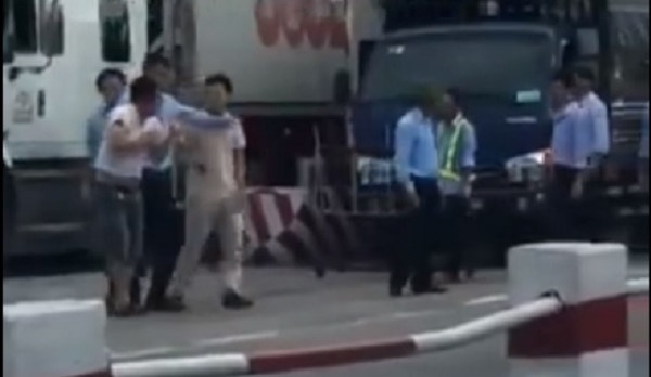 Tam dinh chi 3 nhan vien tram thu phi hanh hung tai xe hinh anh