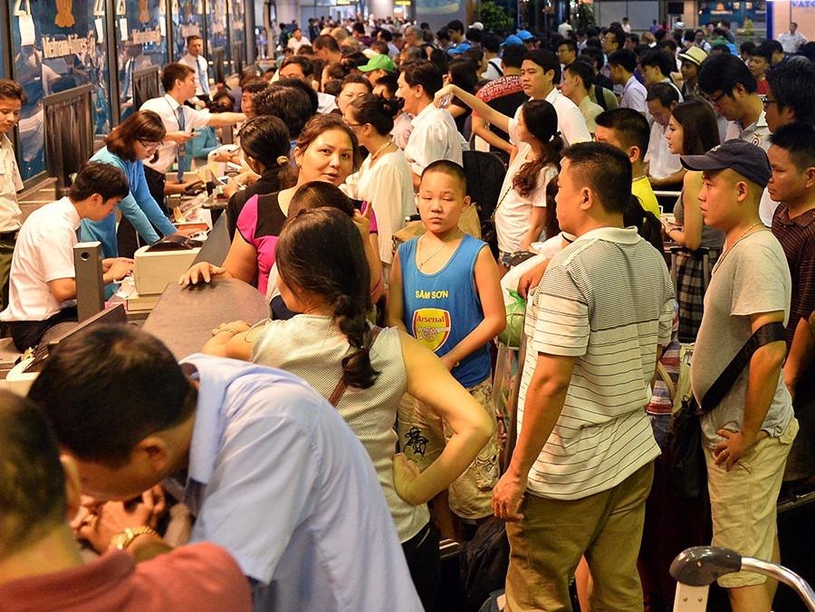 Nhan vien hang khong tuon thong tin ca nhan cua khach cho taxi hinh anh