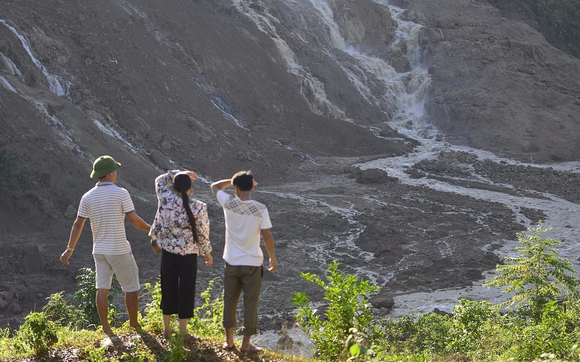 Truong xom bi chon vui khi keu goi nguoi dan chay khoi vung sat lo hinh anh