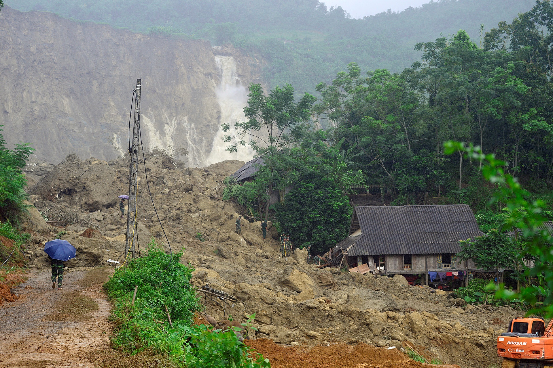 Nan nhan bi vui lap Hoa Binh anh 1