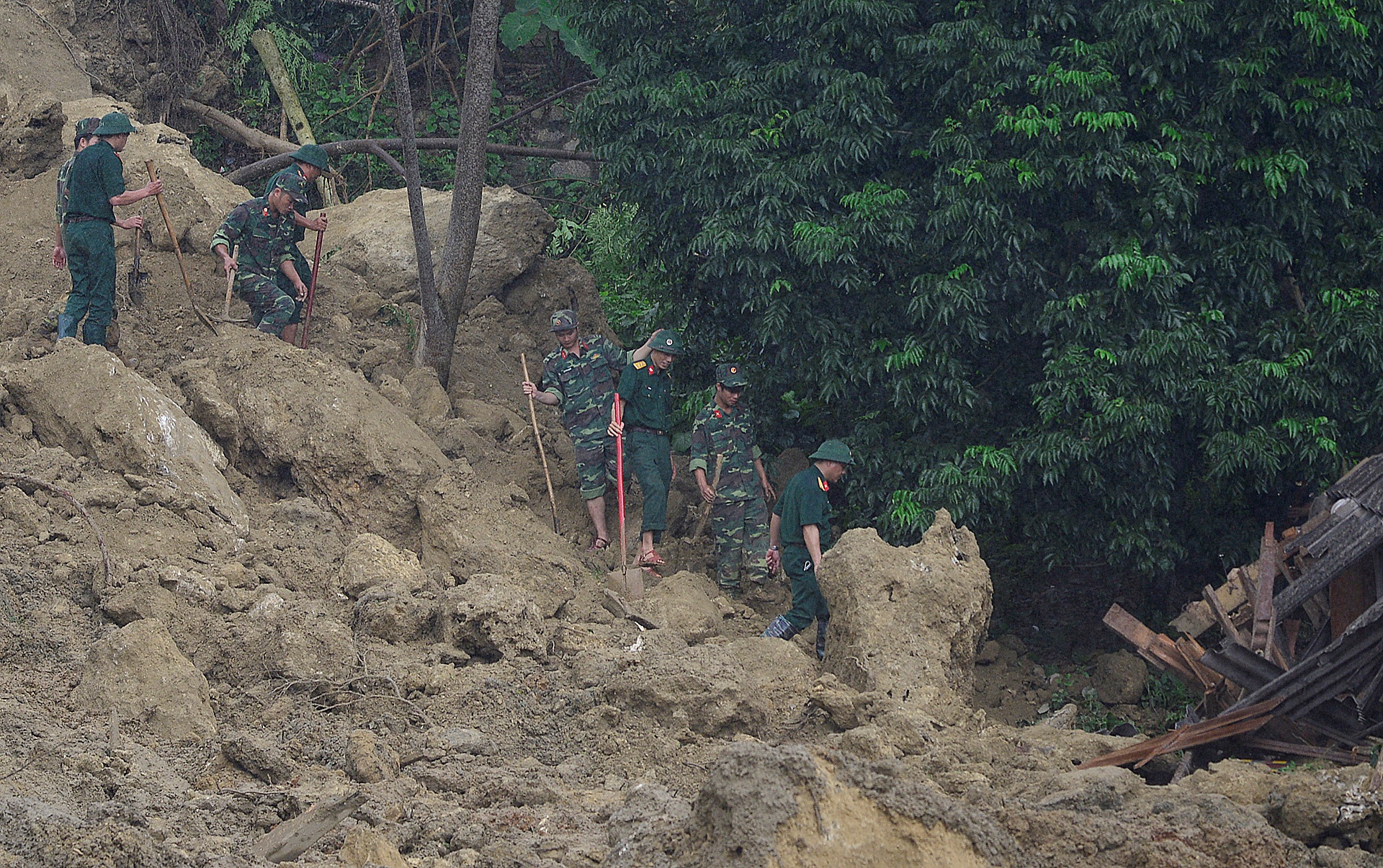 No min pha da tim kiem 8 nguoi bi dat vui o Hoa Binh hinh anh