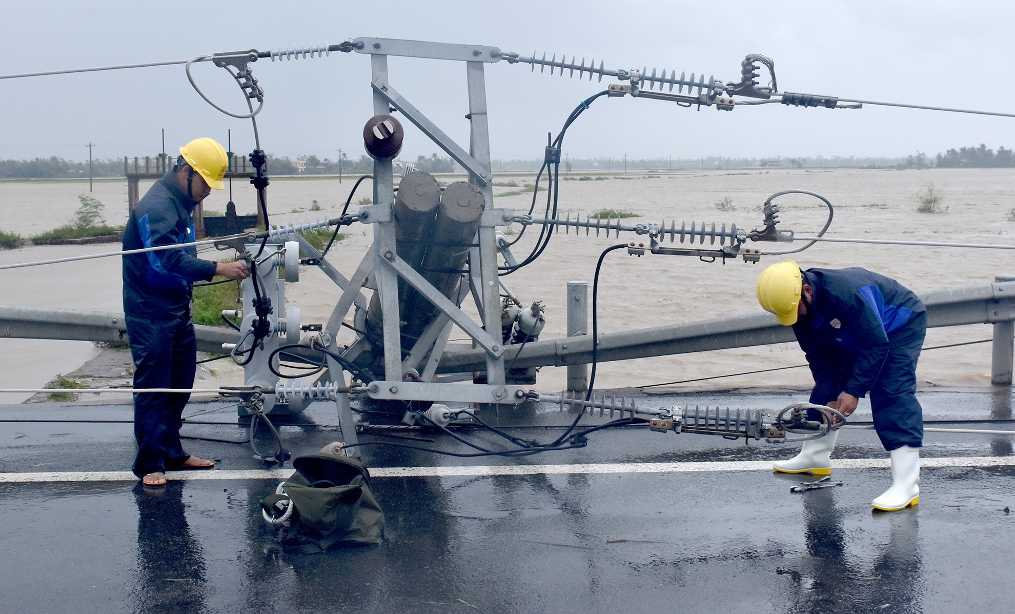 Đường sắt Bắc - Nam sạt lở ảnh 1 Duong sat Bac - Nam sat lo anh 1