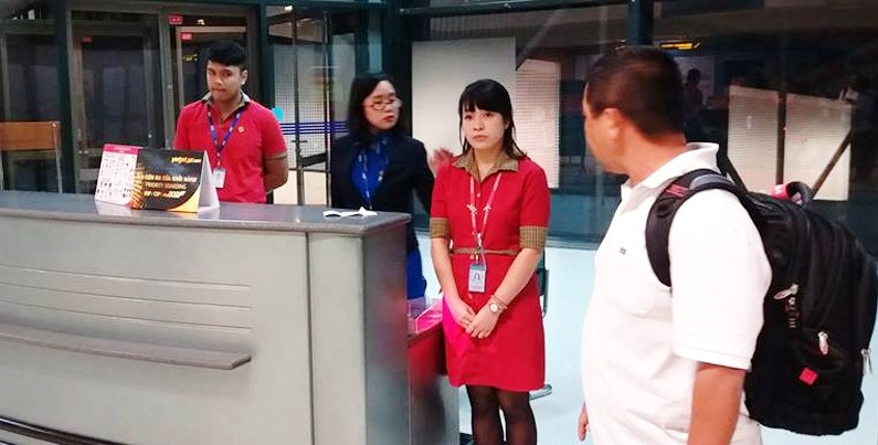 Nu nhan vien VietJet 'thai do' voi hanh khach hinh anh