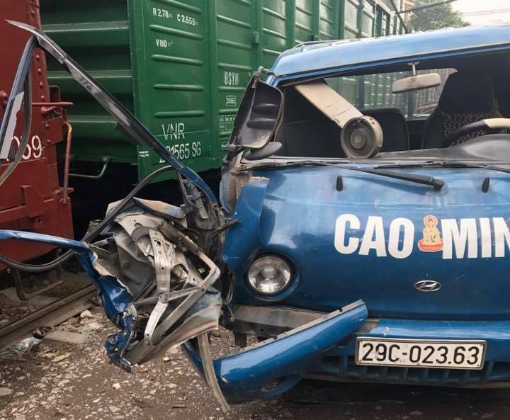 Tau hoa dam oto bien dang tai Ha Noi hinh anh