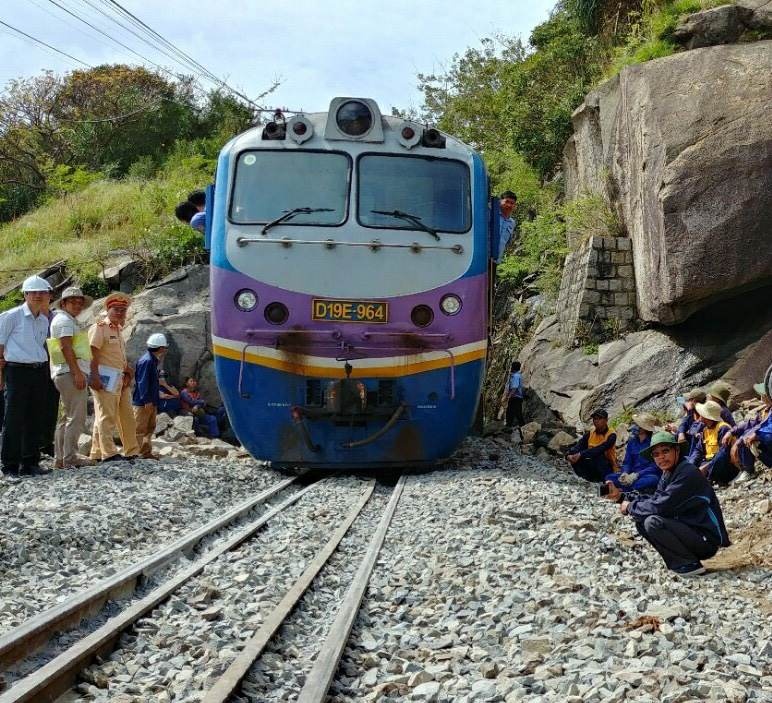 Chieu nay duong sat Bac - Nam thong tuyen sau 10 ngay gian doan hinh anh