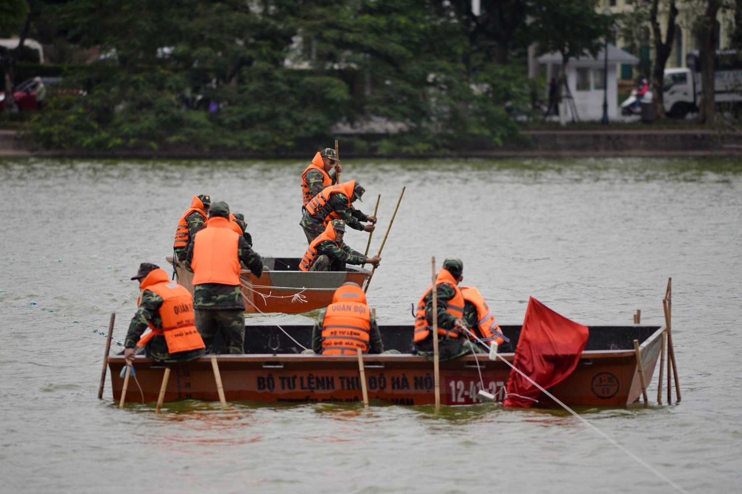 Ha Noi ra vat lieu no chuan bi nao vet ho Hoan Kiem hinh anh