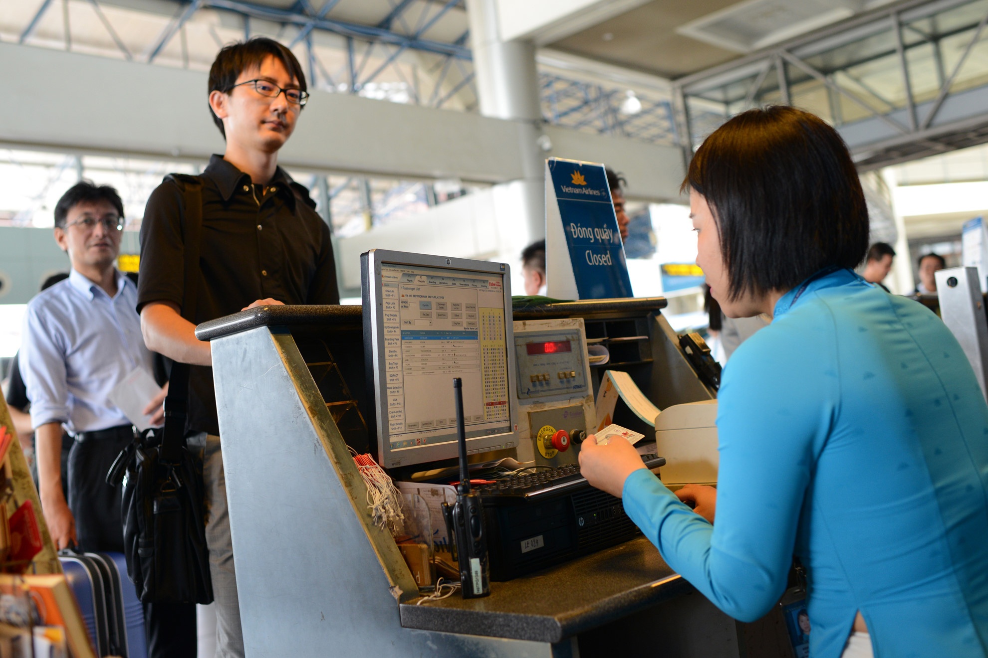 Khong dung giay phep lai xe, the dang vien lam thu tuc di may bay hinh anh