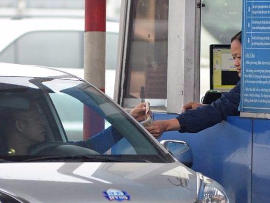 Tai xe dung tien le, tham nuoc mua ve qua tram BOT quoc lo 5 hinh anh