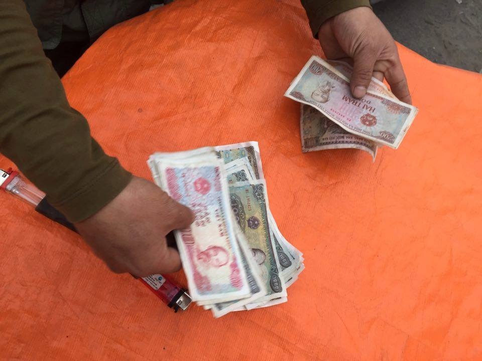 Tai xe dung tien le tra phi anh 2