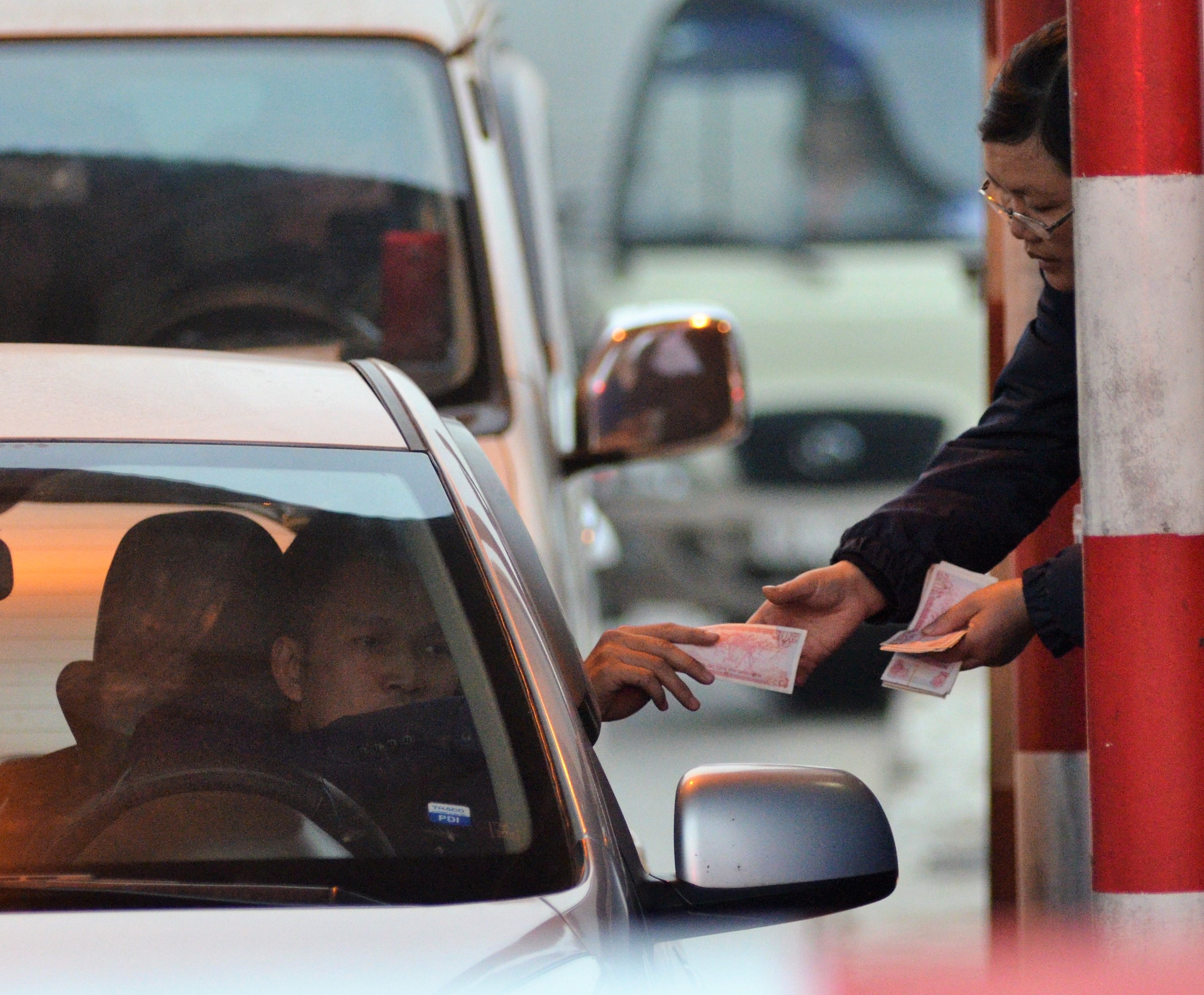 Tai xe dan hang ngang tra tien le, BOT quoc lo 5 suyt 'that thu' hinh anh