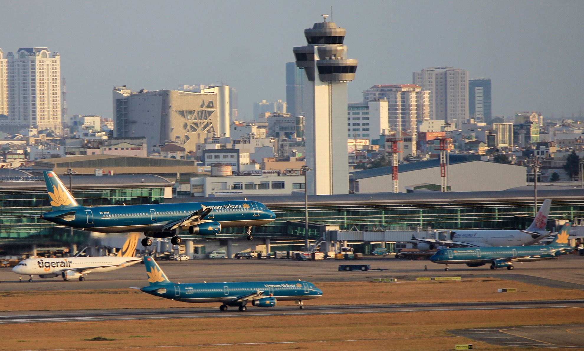 Tang chuyen tau,  may bay dip Tet anh 2