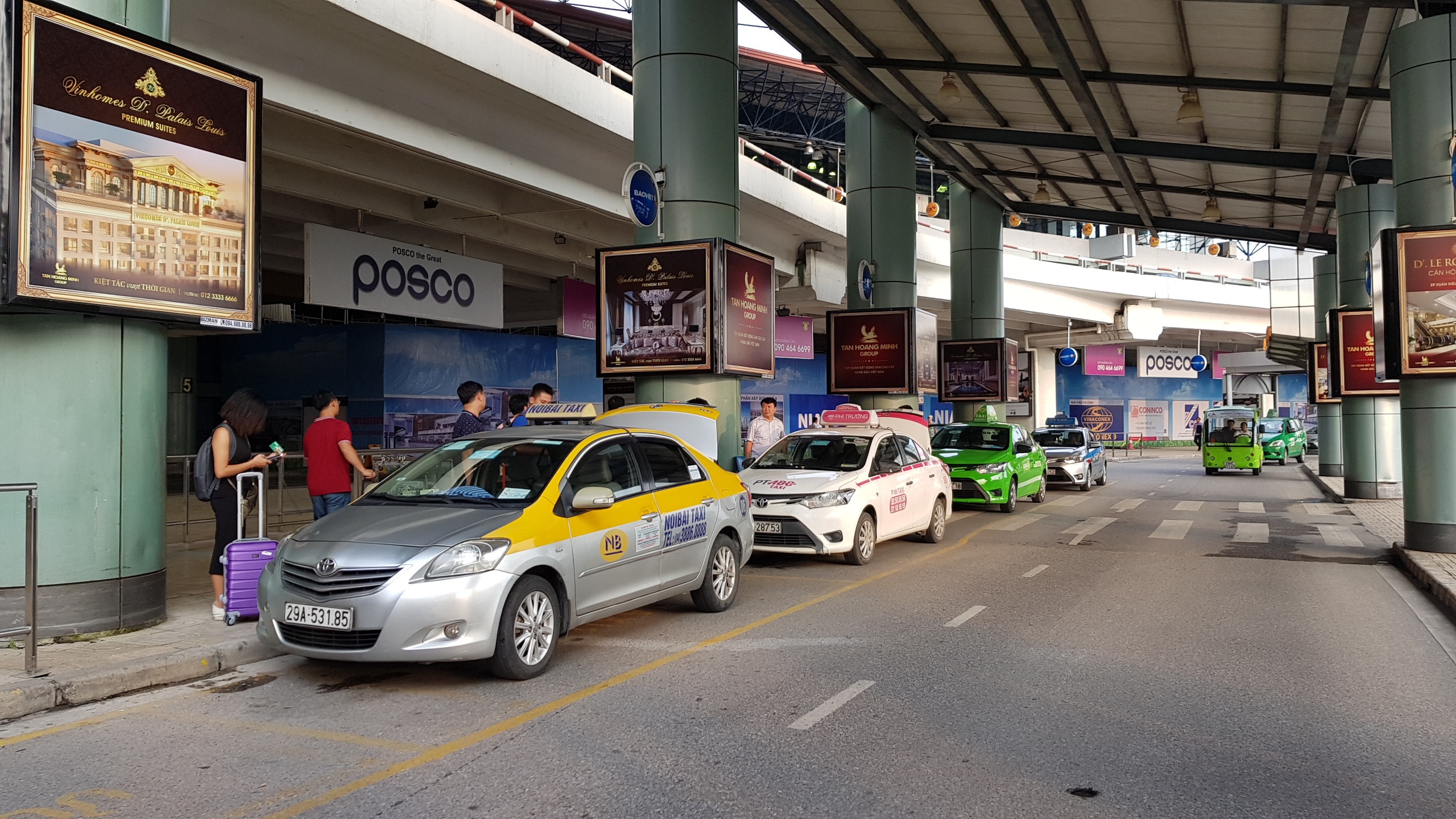 Lo thong tin khach di may bay anh 1