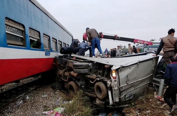 Tau hoa dam bien dang xe tai, tai xe trong thuong hinh anh