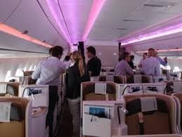 Xu phat hai vo chong danh nhau tren may bay hinh anh