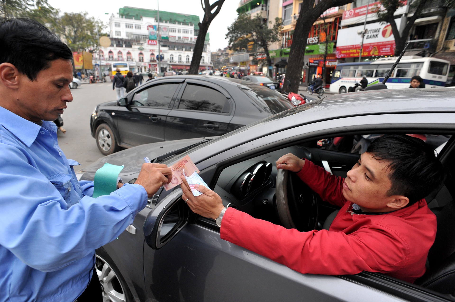 'Di oto thi phai chap nhan phi gui xe cao' hinh anh