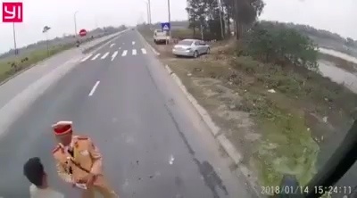 Xac minh canh sat giao thong nghi nhan tien mai lo hinh anh