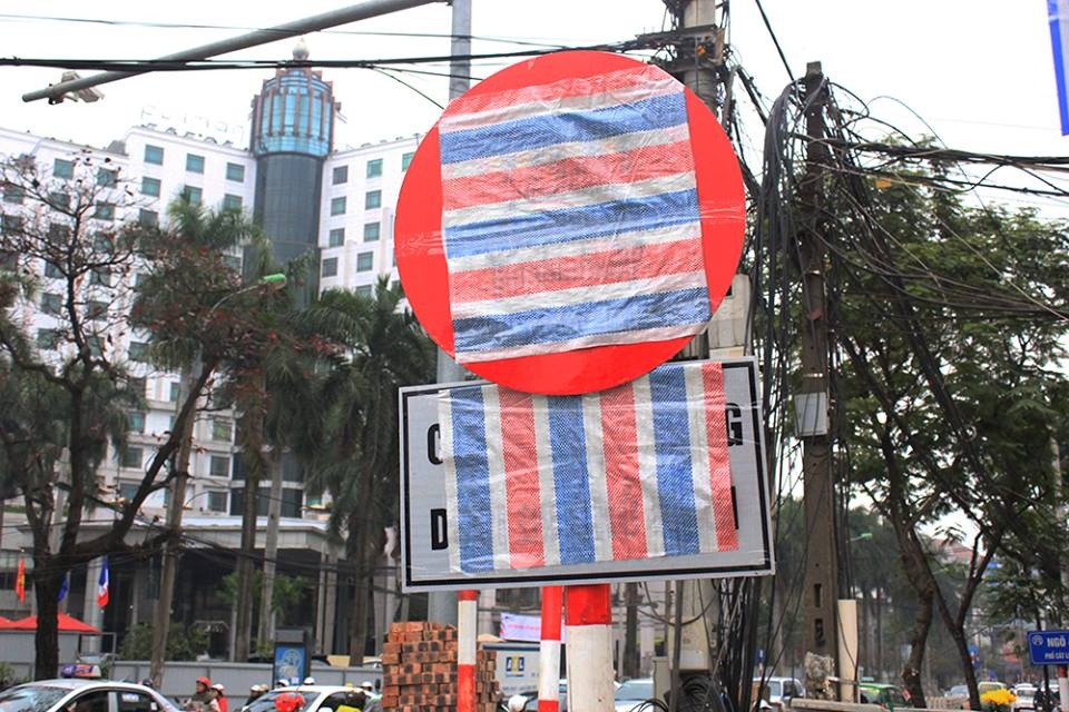 Vi sao Ha Noi dung nylon dan bien bao giao thong? hinh anh