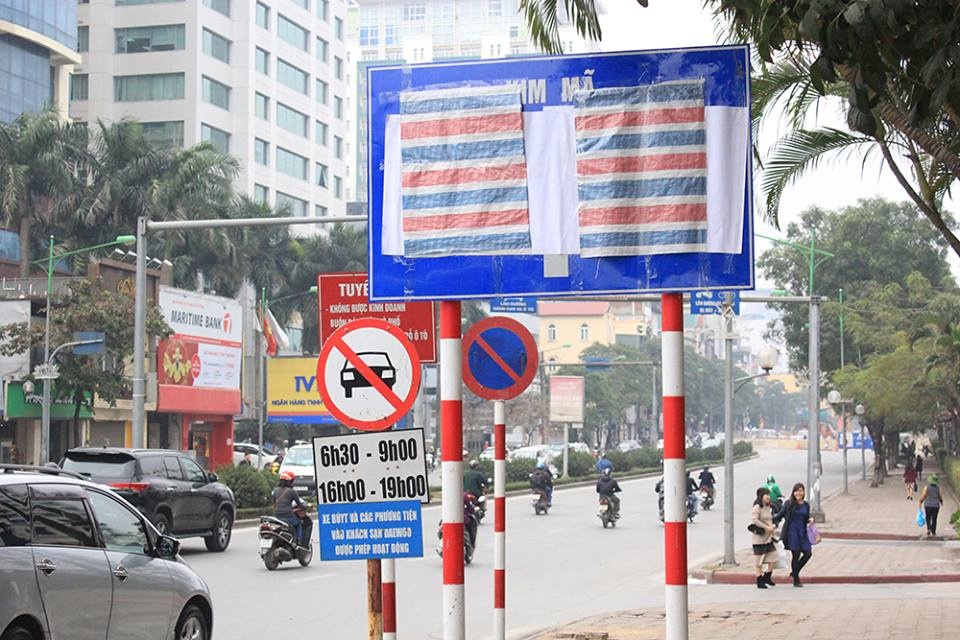 Hà Nội dán nylon biển báo giao thông ảnh 1 Ha Noi dan nylon bien bao giao thong anh 1
