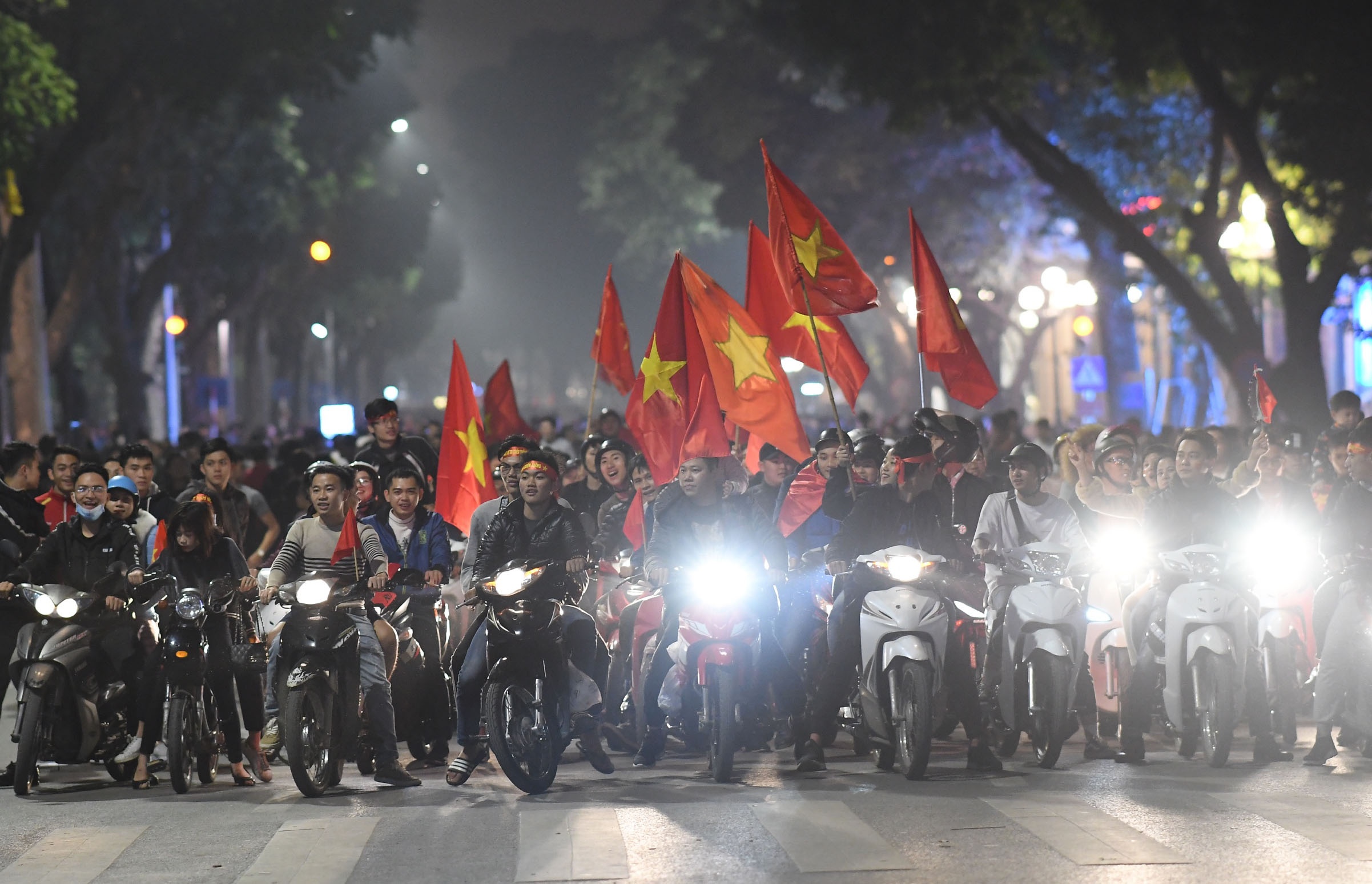 Ngan chan, xu ly nghiem dua xe sau chien thang cua U23 Viet Nam hinh anh