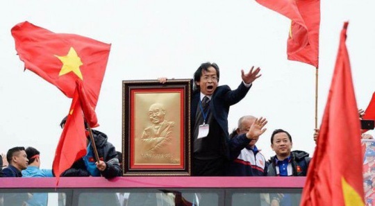 VFF noi ve vu ong Nguyen Lan Trung dung tren xe buyt dieu hanh hinh anh