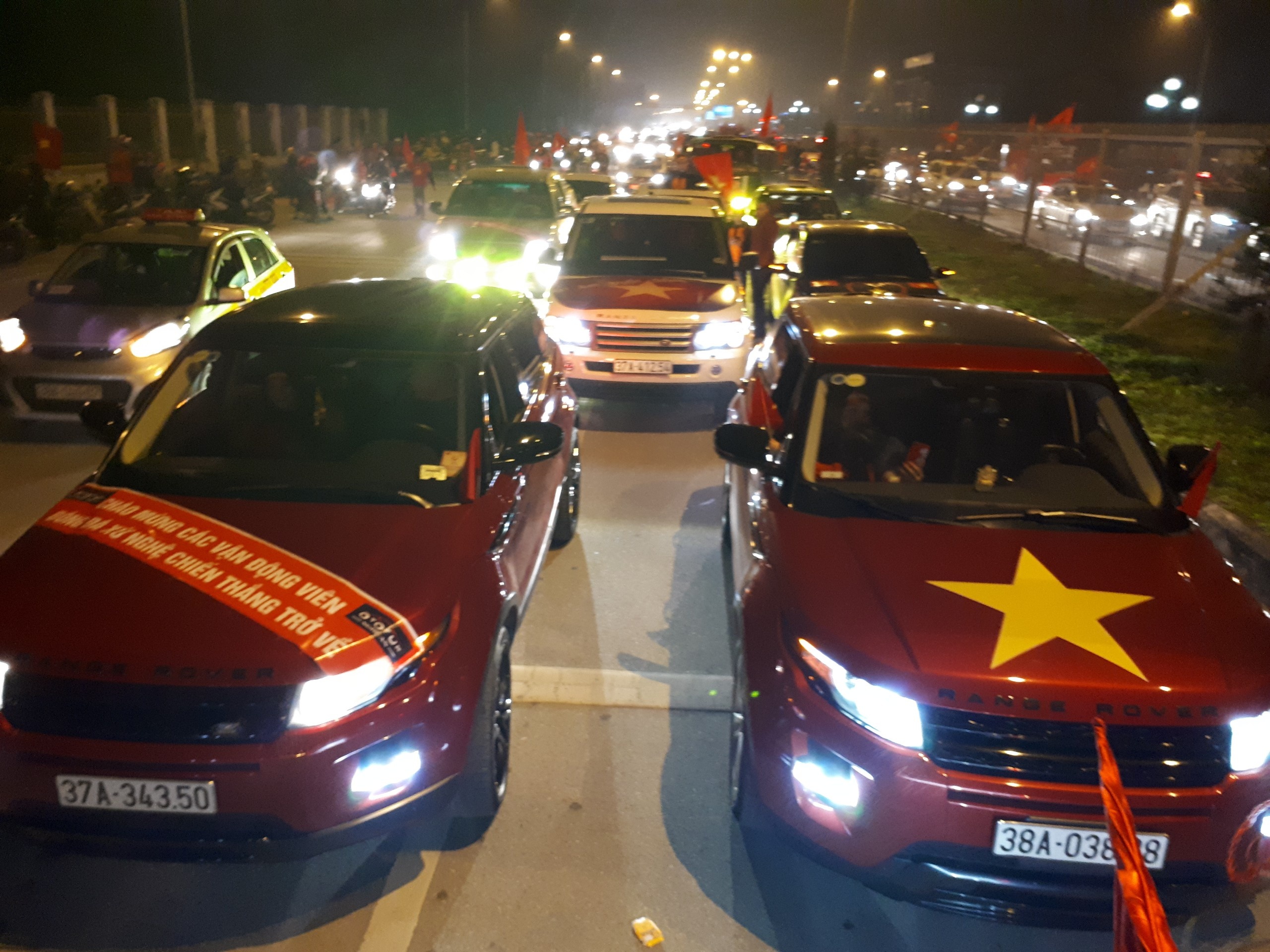 Xe sang dan dau doan oto nhieu km o Nghe An don cau thu U23 Viet Nam hinh anh