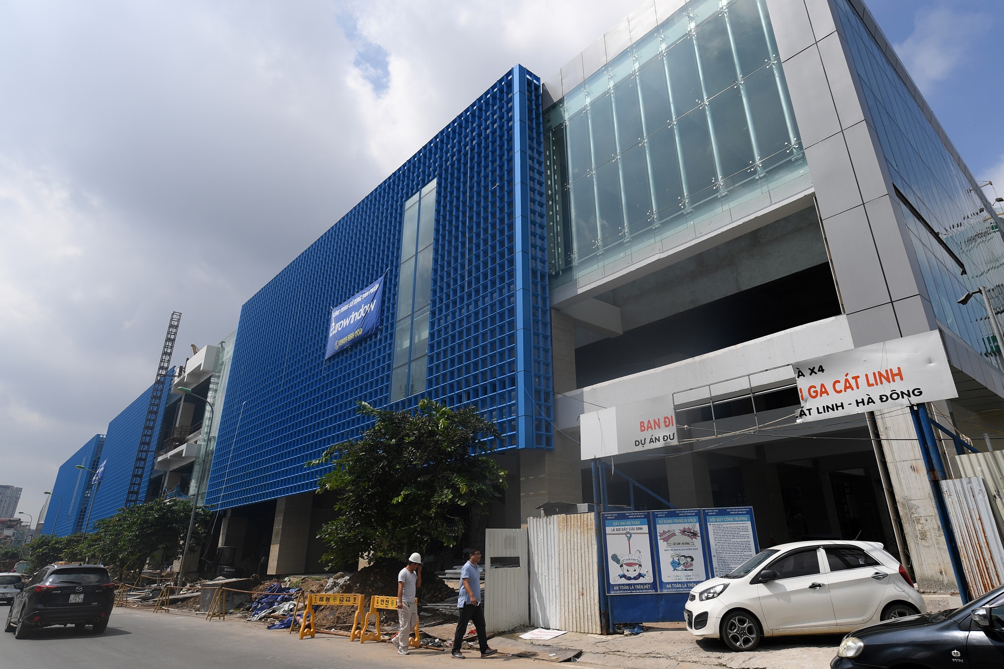 Tàu Cát Linh - Hà Đông bị vẽ bậy ảnh 2 Tau Cat Linh - Ha Dong bi ve bay anh 2