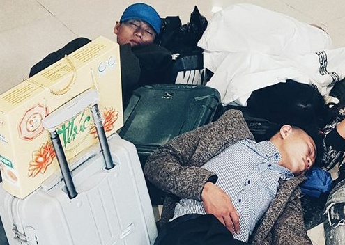 Suong mu sang 29 Tet, khach va vat san bay tu sang den trua hinh anh