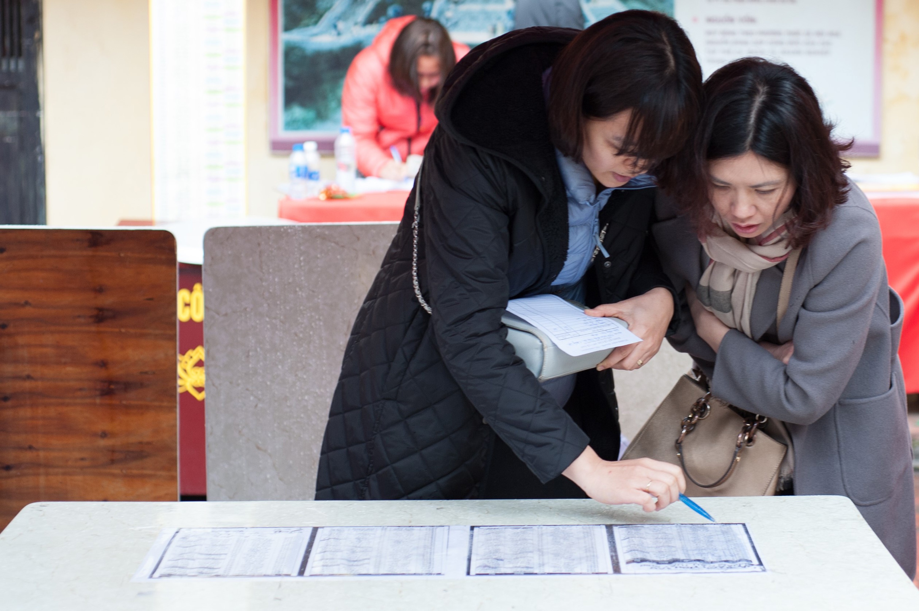 Nguoi dan di chua cung sao giai han dau nam hinh anh
