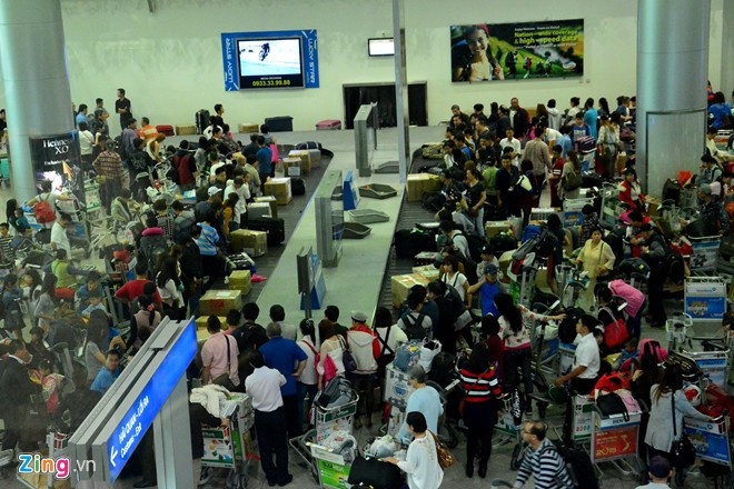 Hanh khach dung giay to gia len may bay anh 1