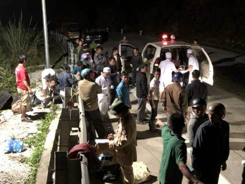 Xe giuong nam cho 20 nguoi lao xuong vuc sau 100 m o deo Lo Xo hinh anh