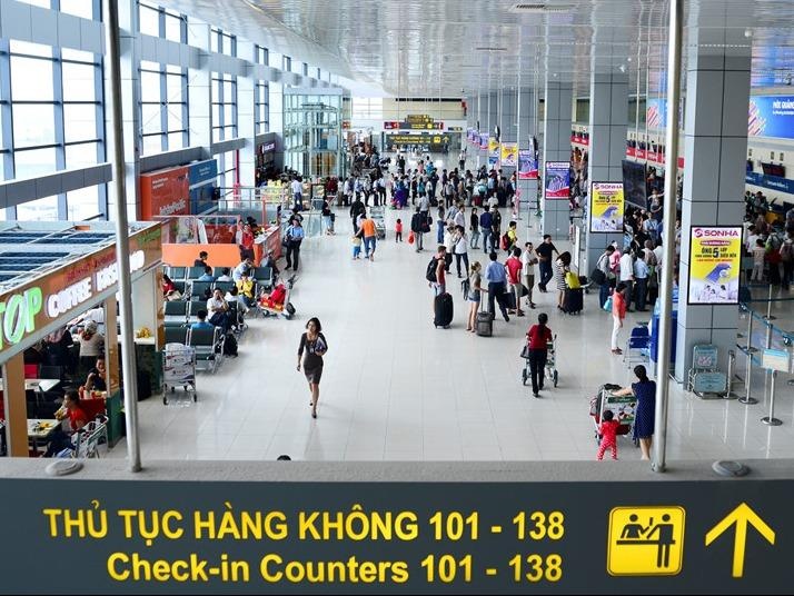 Tuoc chung chi 4 nhan vien de nam thanh nien dot nhap len may bay hinh anh